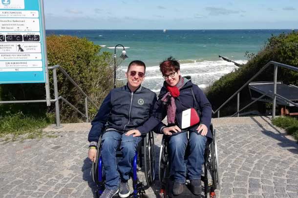 reisen-fuer-behinderte-rollstuhlfahrer-am-strand