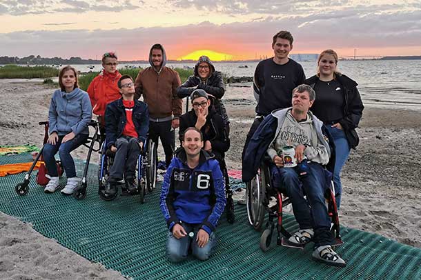 reisen-fuer-behinderte_strand-sonnenuntergang-stralsund