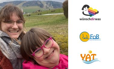 Eine lachende junge Frau und ein fröhliches Mädchen mit Brille machen ein Selfie vor einer grünen Landschaft. Rechts im Bild sind die Logos von wünschdirwas e.V., Freizeit ohne Barrieren e.V. und YAT Reisen zu sehen.