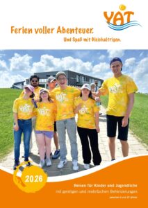 Titelbild des Reisekataloges für Kinder und Jugendliche mit Behinderung. Darauf zu sehen ist eine kleine Gruppe mit sieben Personen, die auf einem gepflasterten Weg auf einem Deich stehen. Im Hintergrund ist ein Gebäude zu sehen. Die Sonne scheint. Die Personen haben sich untergehakt und lächeln in die Kamera.