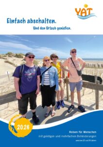 Titelbild des Reisekataloges für Erwachsene mit geistigen Behinderungen. Vier Personen stehen am Strand auf einem Steg. Ihr Blick ist in die Ferne gerichtet. Im Hintergrund sind Dünen und das Meer zu sehen.