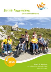 Titelbild des Reisekataloges für Erwachsene mit körperlichen Behinderungen. Sechs Personen stehen an einer Bergkuppe. Ein Teil von ihnen sitzt im Rollstuhl, die anderen stehen. Die Sonne scheint. Im Hintergrund sind Gras und große Steine zu sehen.